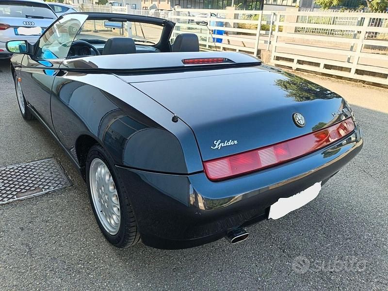 Usata Alfa Romeo Spider 128 CV (94 kW) 1996 Nero Cabrio