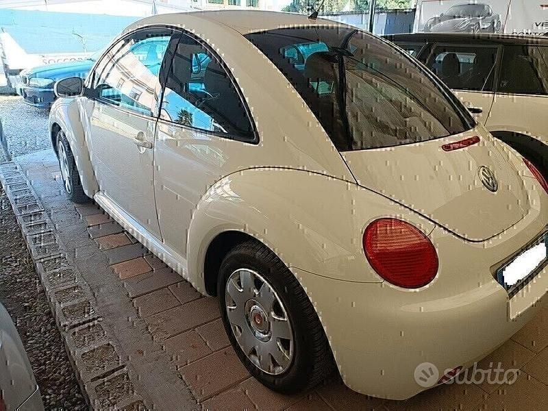 Usata VW New Beetle 101 CV (74 kW) 2006 Bianco Utilitaria