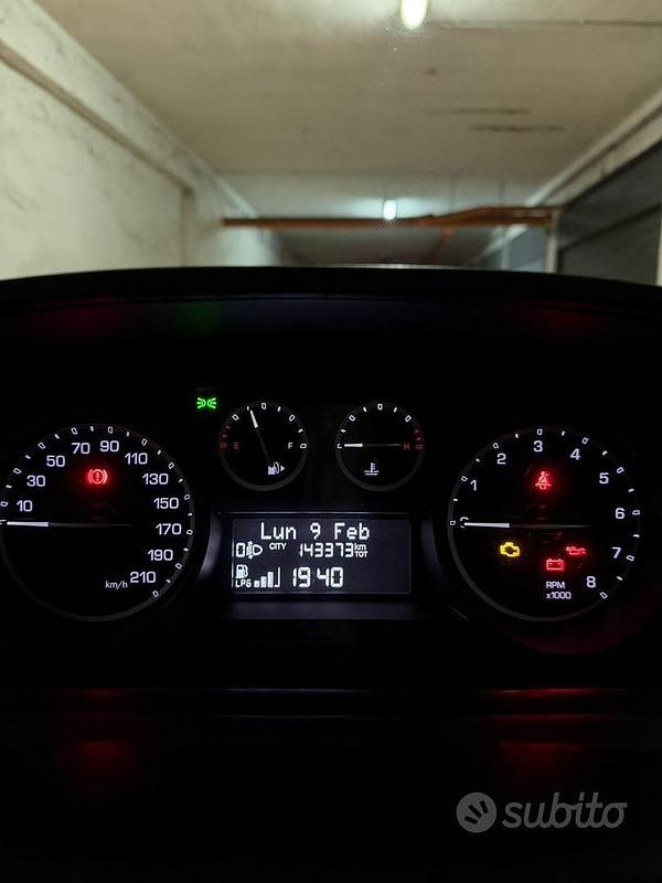 Usata Lancia Ypsilon 69 CV (50 kW) 2015 Grigio Utilitaria