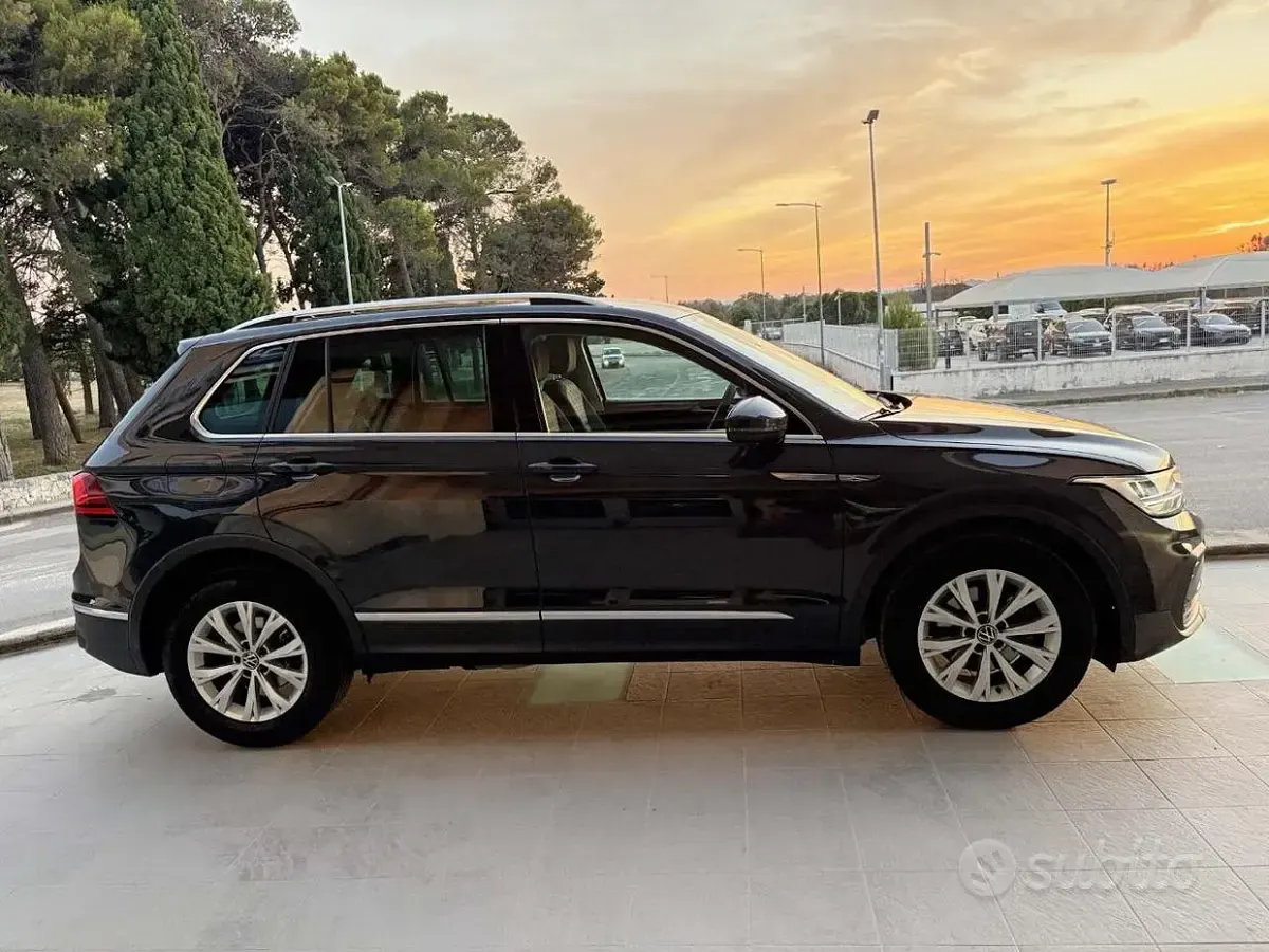 Usata VW Tiguan Life 150 CV (110 kW) 2023 Grigio scuro SUV