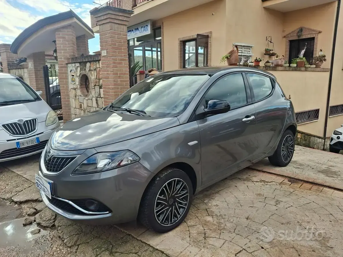 Usata Lancia Ypsilon Gold 69 CV (50 kW) 2023 Grigio Utilitaria