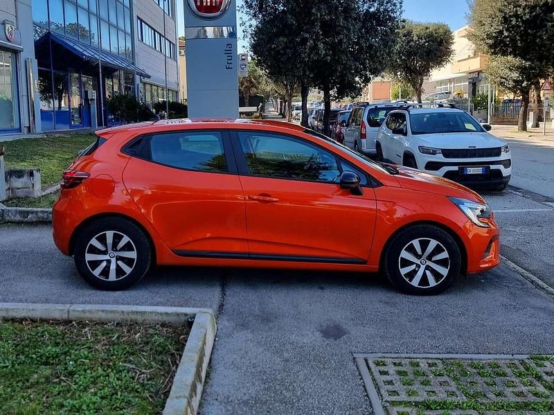 Usata Renault Clio V Equilibre 67 CV (49 kW) 2023 Arancione Berlina