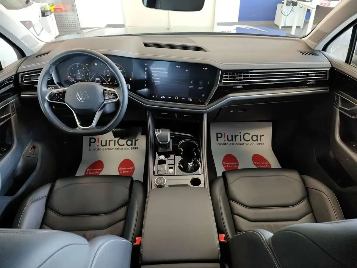 Usata VW Touareg 231 CV (169 kW) 2024 Grigio SUV