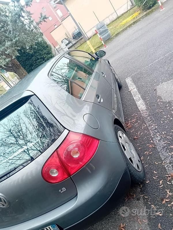 Usado VW Golf V 115 CV (84 kW) 2007 Gris Berlina