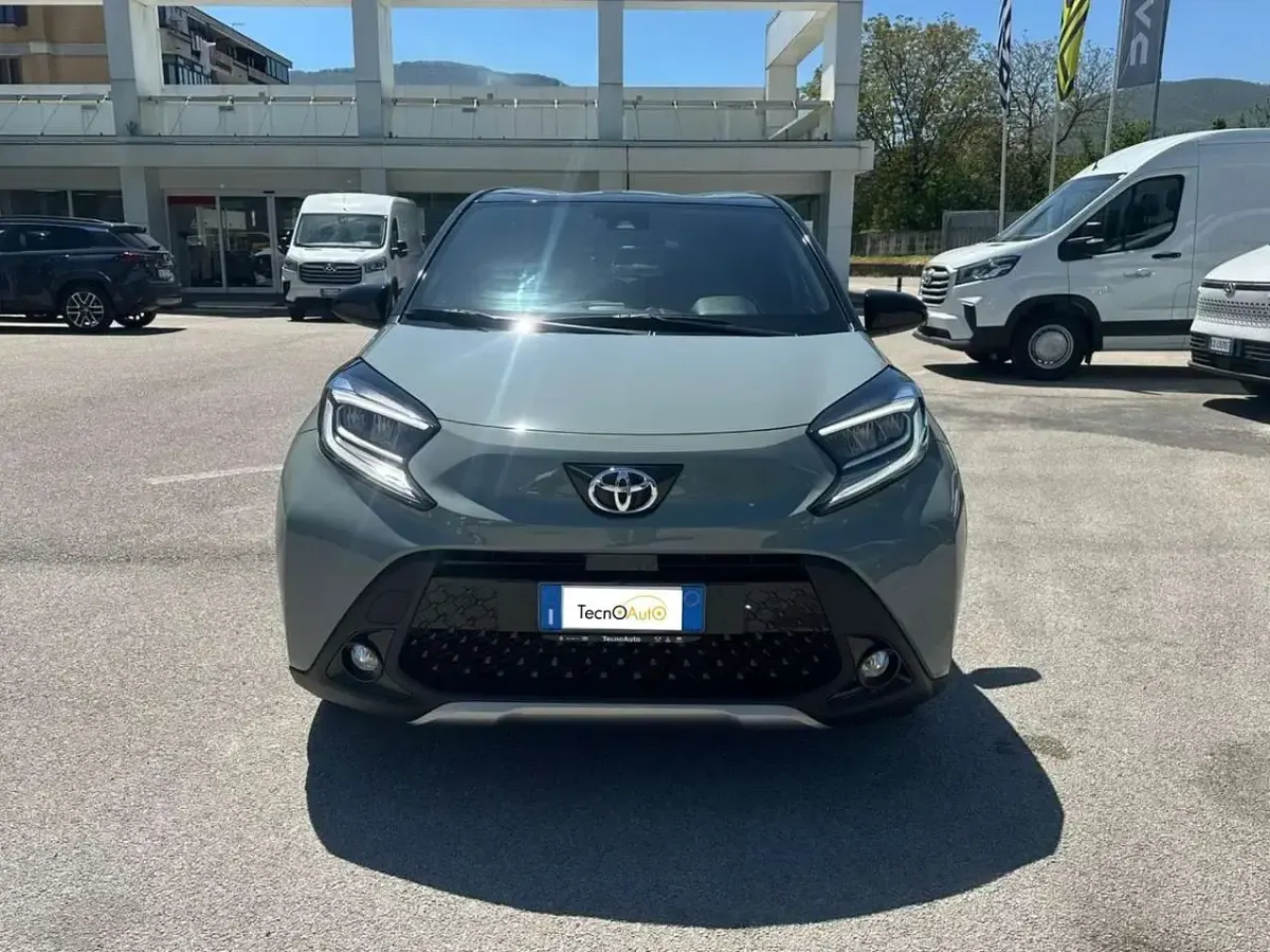 Usata Toyota Aygo X Lounge 72 CV (52 kW) 2024 Tarragon & black SUV