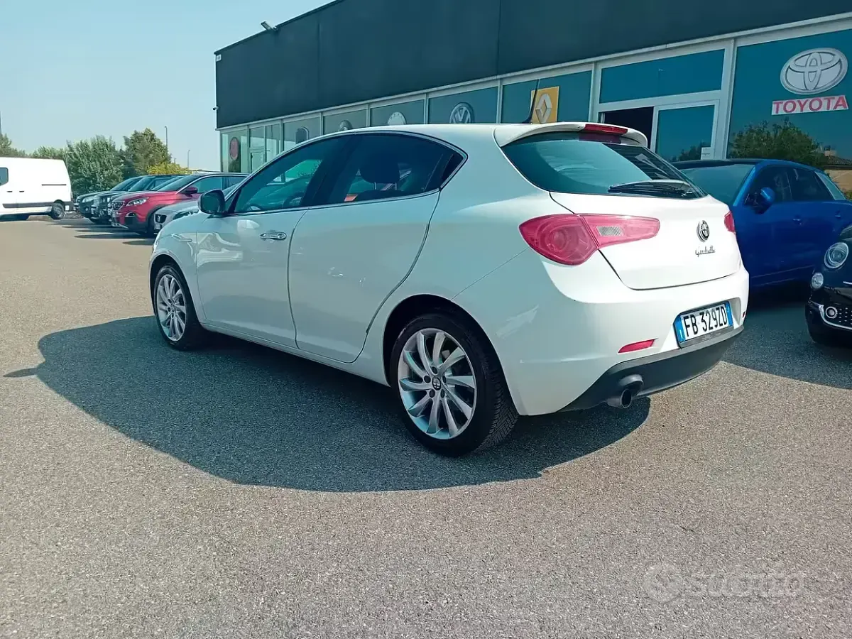 Usata Alfa Romeo Giulietta Distinctive 120 CV (88 kW) 2016 Bianco Utilitaria