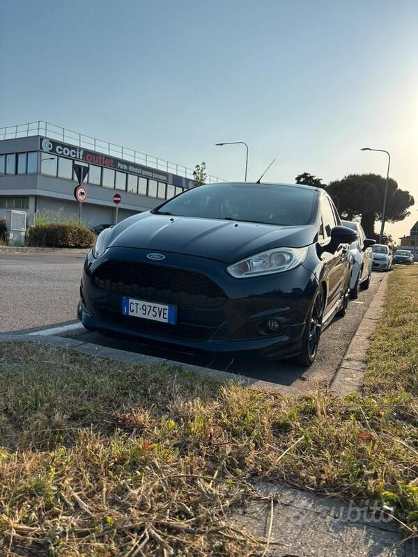 Usata Ford Fiesta Business Edition 75 CV (55 kW) 2015 Blu Utilitaria