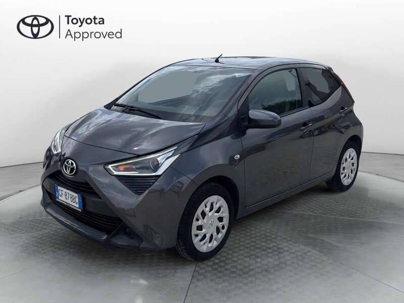 Grigio Usata 2021 Toyota Aygo Connect Style Due volumi | 12.500 € (Buon prezzo) - Immagine 1/3