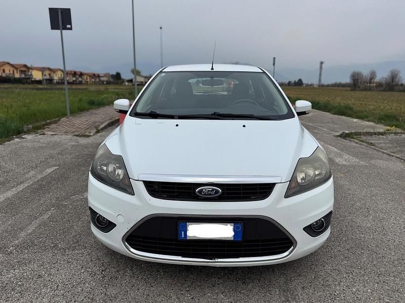 Usata Ford Focus 110 CV (80 kW) 2010 Bianco Station wagon