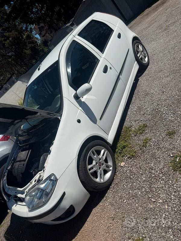 Usata Fiat Punto 69 CV (50 kW) 2005 Utilitaria