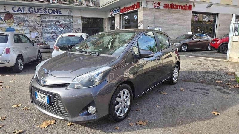 Grigio Usata 2014 Toyota Yaris Hybrid Lounge Tre volumi | 9500 € (Buon prezzo) - Immagine 1/4