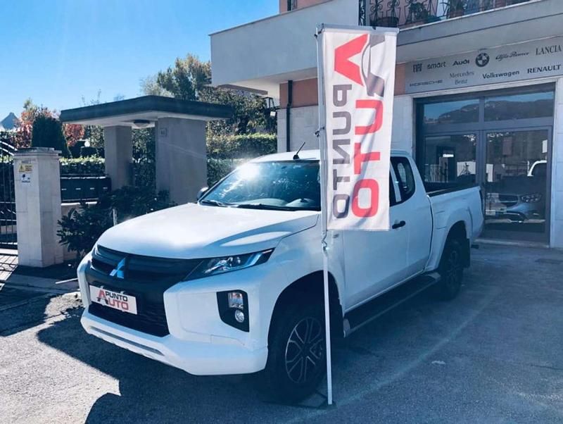 Usata Mitsubishi L200 Invite 150 CV (110 kW) 2022 Bianco Pick-up