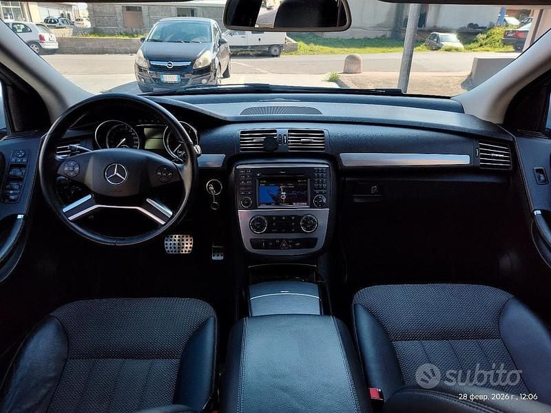 Usata Mercedes R350 265 CV (194 kW) 2012 Grigio Monovolume