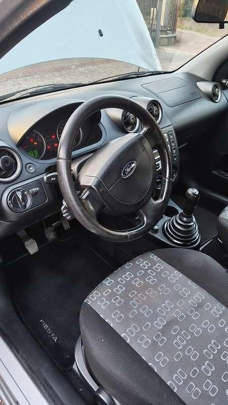 Usata Ford Fiesta 68 CV (50 kW) 2004 Grigio Utilitaria