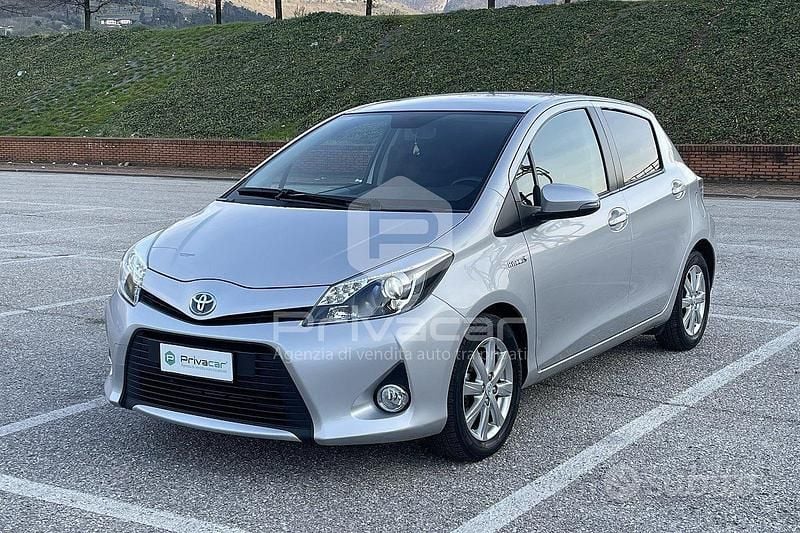 Usata Toyota Yaris Hybrid Lounge 75 CV (55 kW) 2014 Grigio Utilitaria
