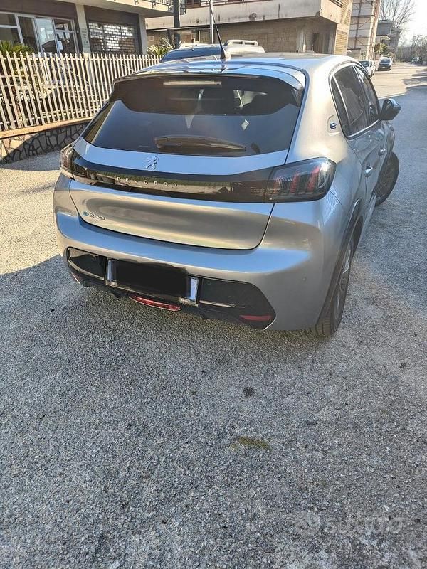 Usata Peugeot e-208 100 kW (136 CV) 2021 Grigio Utilitaria