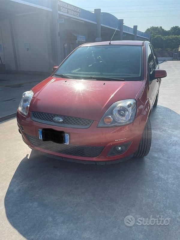 Usata Ford Fiesta 75 CV (55 kW) 2007 Rosso Berlina