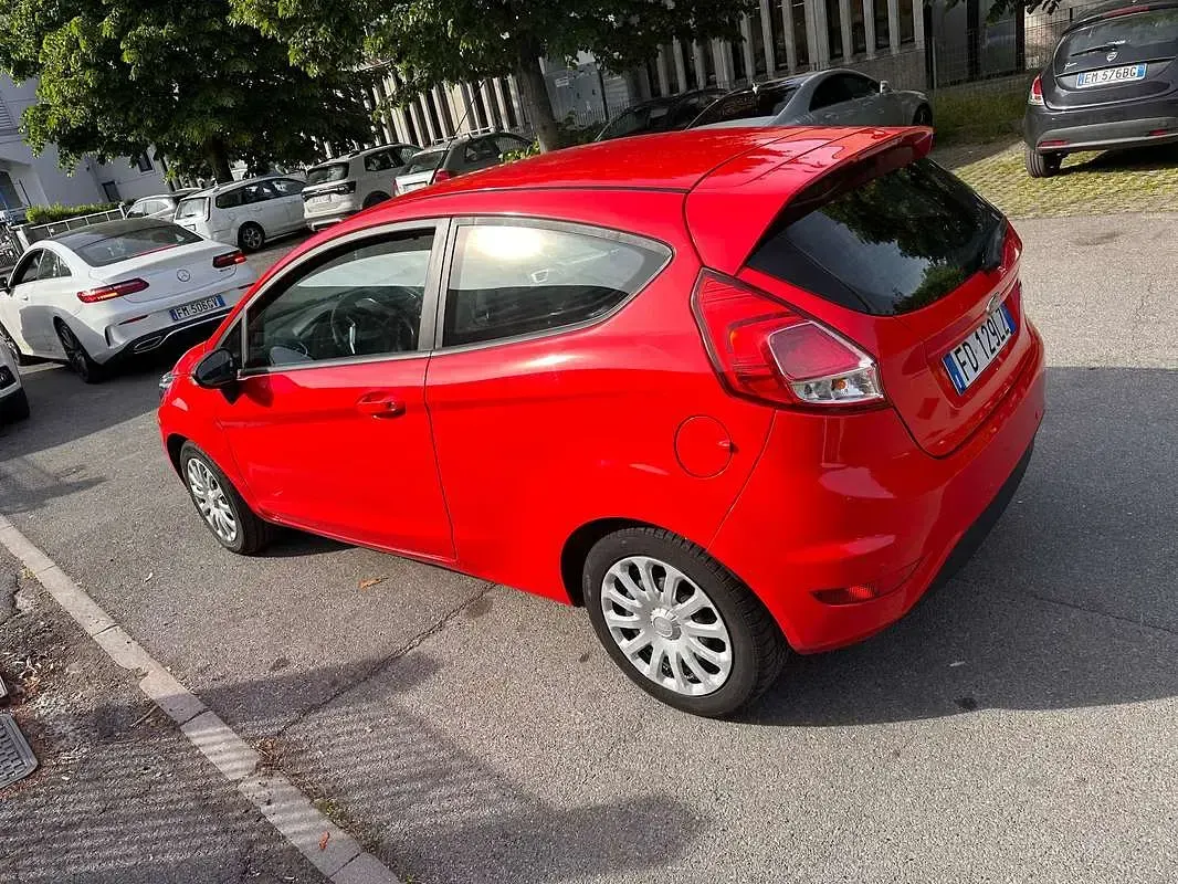 Usado Ford Fiesta 75 CV (55 kW) 2016 Rojo Utilitario