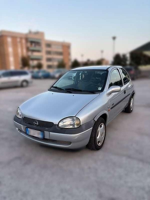 Usata Opel Corsa Swing 54 CV (39 kW) 1999 Grigio Berlina
