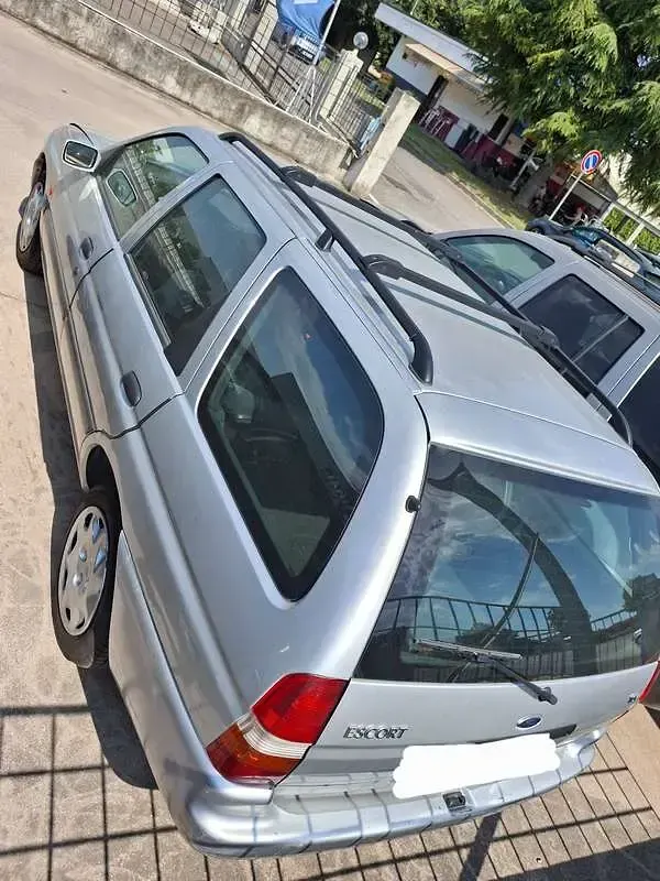Usata Ford Escort Ghia 90 CV (66 kW) 1997 Argento Station wagon