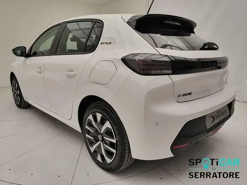 Usata Peugeot e-208 Style 100 kW (136 CV) 2024 Bianco Utilitaria