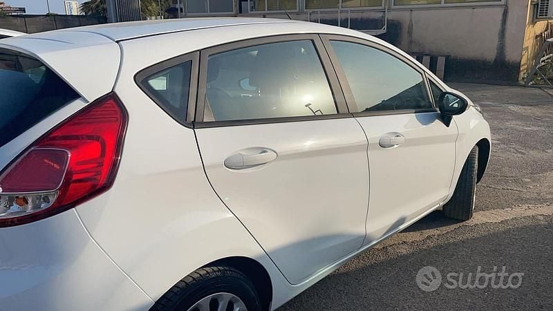 Usata Ford Fiesta Titanium 75 CV (55 kW) 2016 Grigio Utilitaria