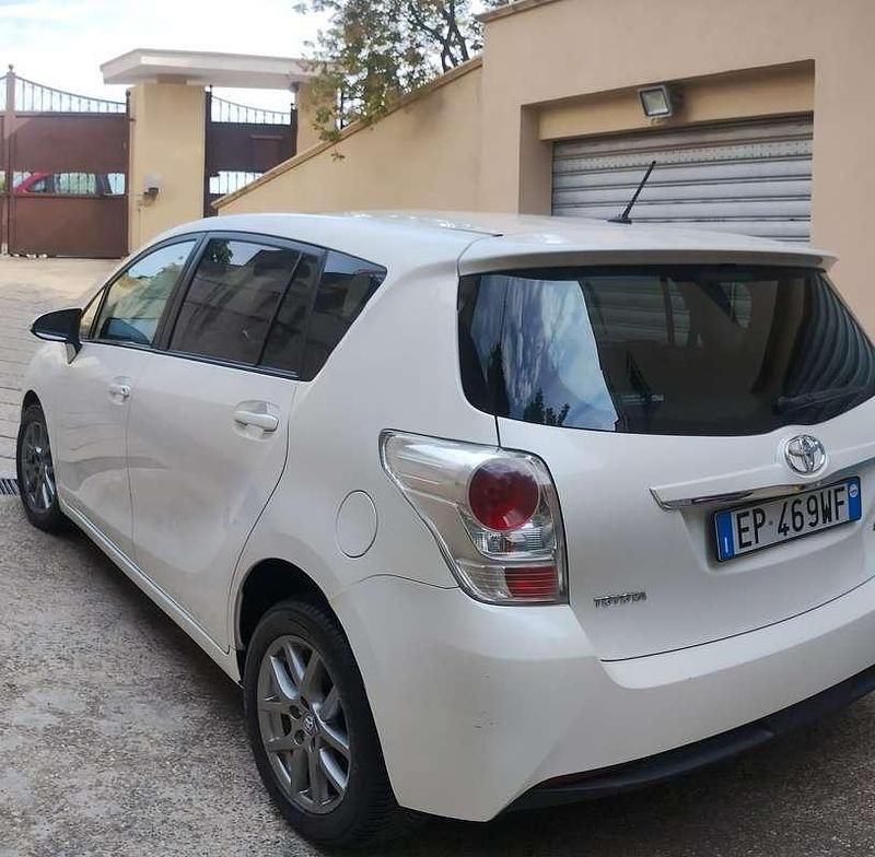 Usata Toyota Verso Active 124 CV (91 kW) 2013 Monovolume