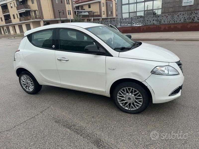 Usata Lancia Ypsilon 85 CV (62 kW) 2014 Bianco Utilitaria