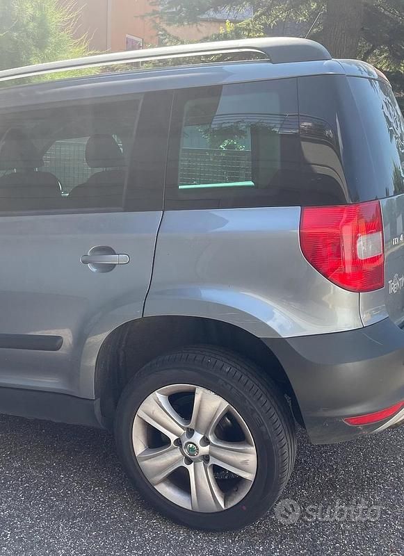Grigio Usata 2011 Skoda Yeti SUV | 5000 € (Buon prezzo) - Immagine 1/4