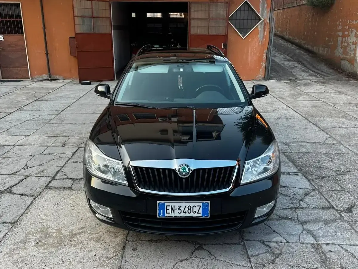 Usata Skoda Octavia Elegance 105 CV (77 kW) 2012 Nero Station wagon