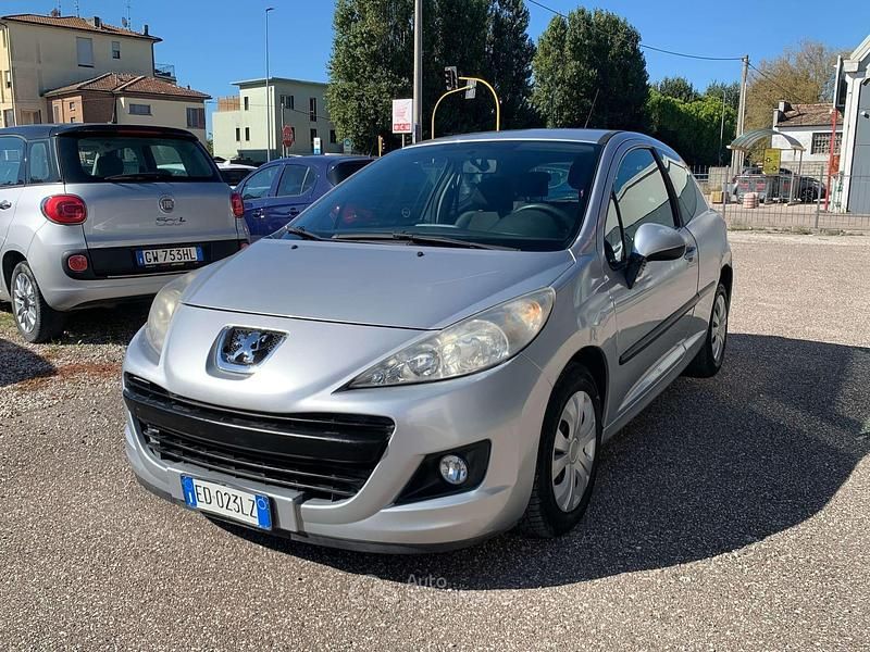 Argento Usata 2010 Peugeot 207 Tre volumi | 3400 € (Buon prezzo) - Immagine 1/4