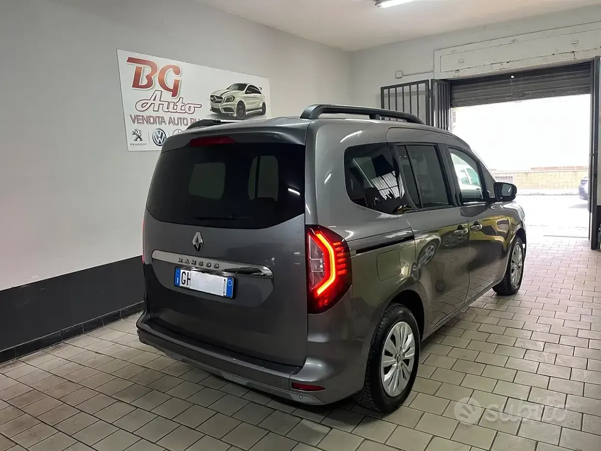 Usata Renault Kangoo 95 CV (69 kW) 2022 Grigio Monovolume