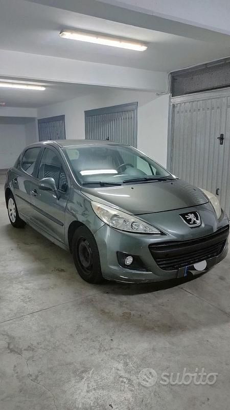 Grigio Usata 2010 Peugeot 207 Tre volumi | 2900 € (Buon prezzo) - Immagine 1/4