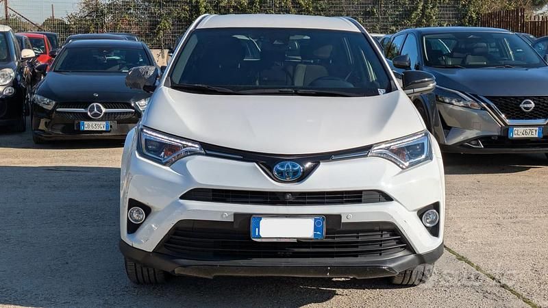Usata Toyota RAV4 155 CV (114 kW) 2018 Bianco Monovolume