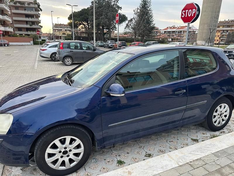 Usata VW Golf V 122 CV (89 kW) 2005 Blu Utilitaria