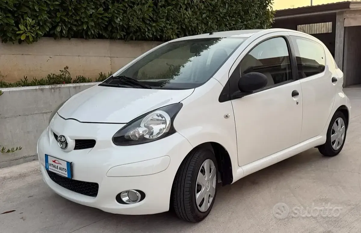 Usata Toyota Aygo Connect Style 68 CV (50 kW) 2010 Bianco Utilitaria