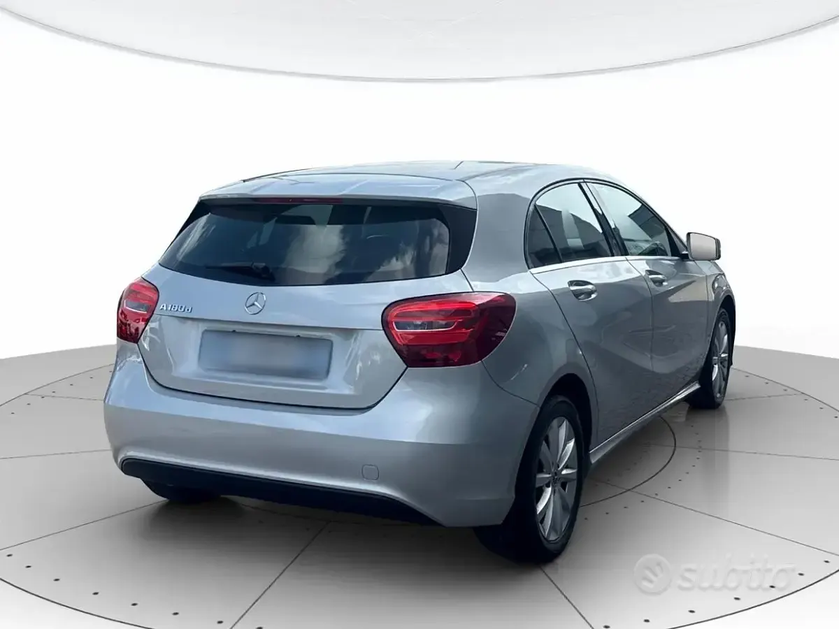 Usata Mercedes A180 Business 109 CV (80 kW) 2017 Grigio Utilitaria
