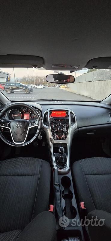 Usata Opel Astra 110 CV (80 kW) 2012 Nero Berlina