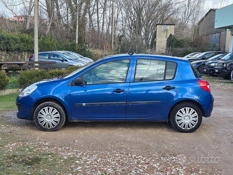 Usata Renault Clio II 65 CV (47 kW) 2008 Bianco Berlina
