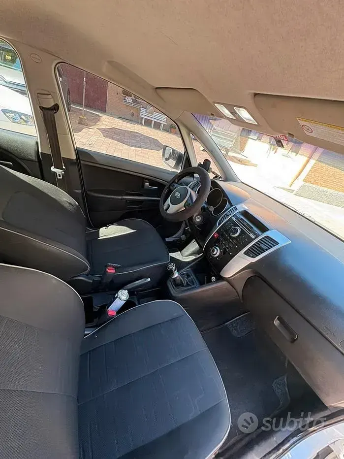 Usata Kia Venga 90 CV (66 kW) 2012 Bianco Utilitaria
