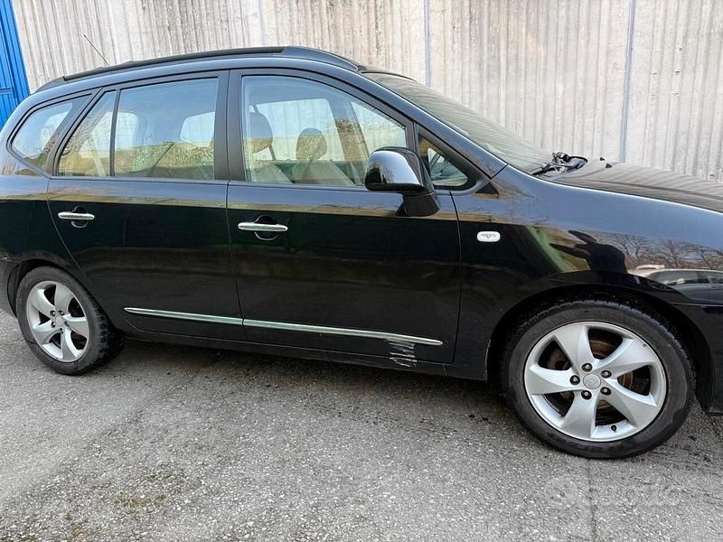Usata Kia Carens EX 140 CV (102 kW) 2008 Nero Monovolume