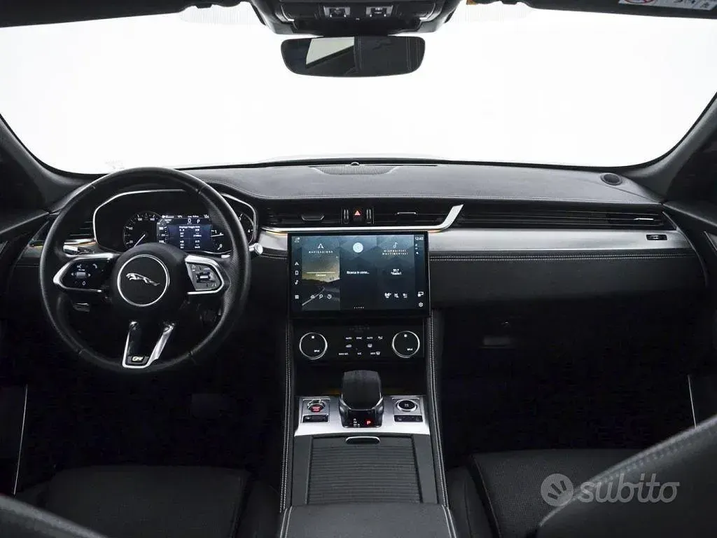 Usata Jaguar F-Pace R-Dynamic 204 CV (150 kW) 2022 Grigio SUV