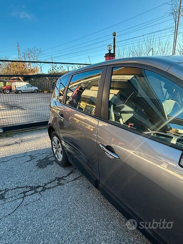Usata Renault Scénic III 110 CV (80 kW) 2009 Marrone Monovolume