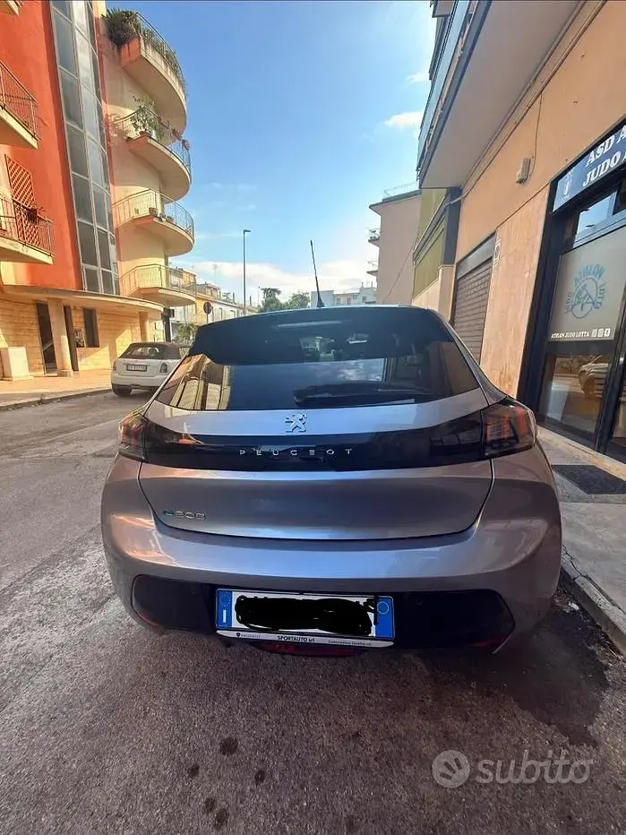 Usata Peugeot 208 Allure 56 kW (77 CV) 2022 Grigio Utilitaria