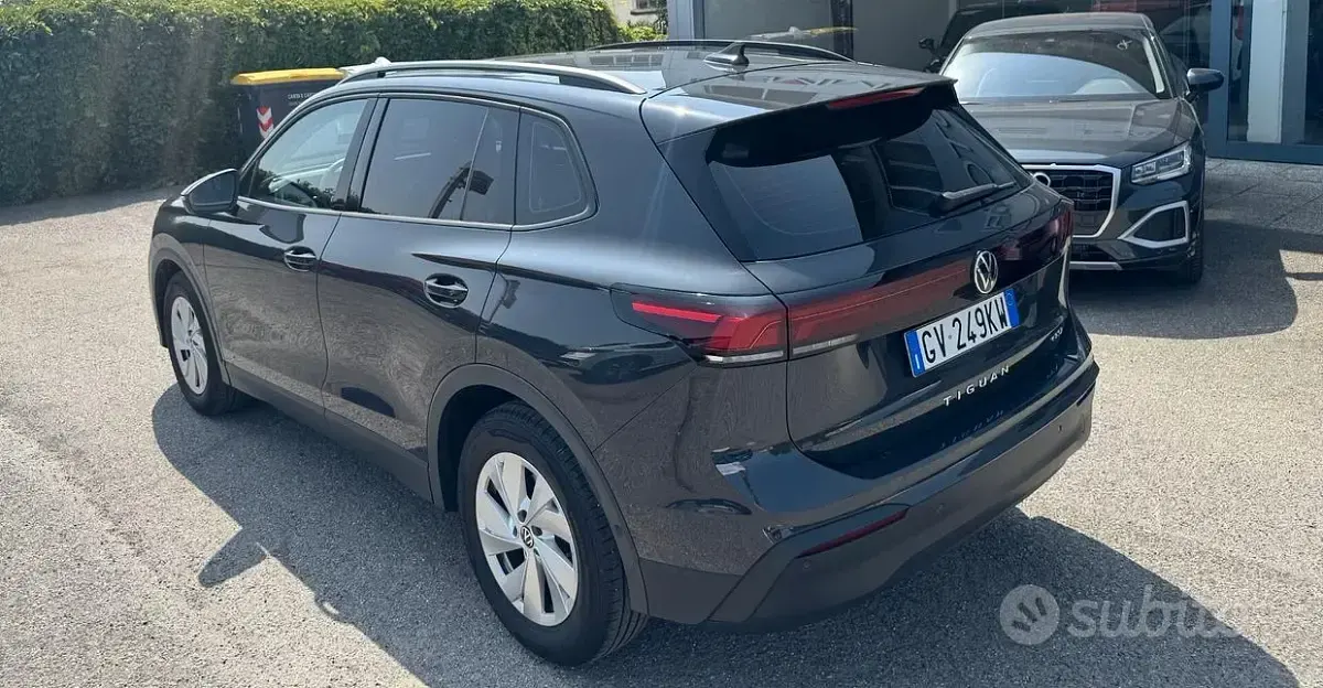 Usata VW Tiguan Life 131 CV (96 kW) 2024 Grigio SUV