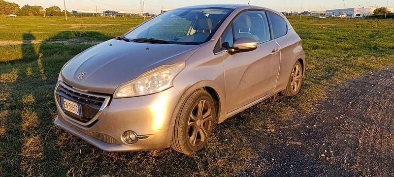 Usata Peugeot 208 Allure 114 CV (83 kW) 2012 Utilitaria