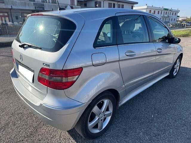 Usata Mercedes B200 140 CV (102 kW) 2006 Argento Monovolume