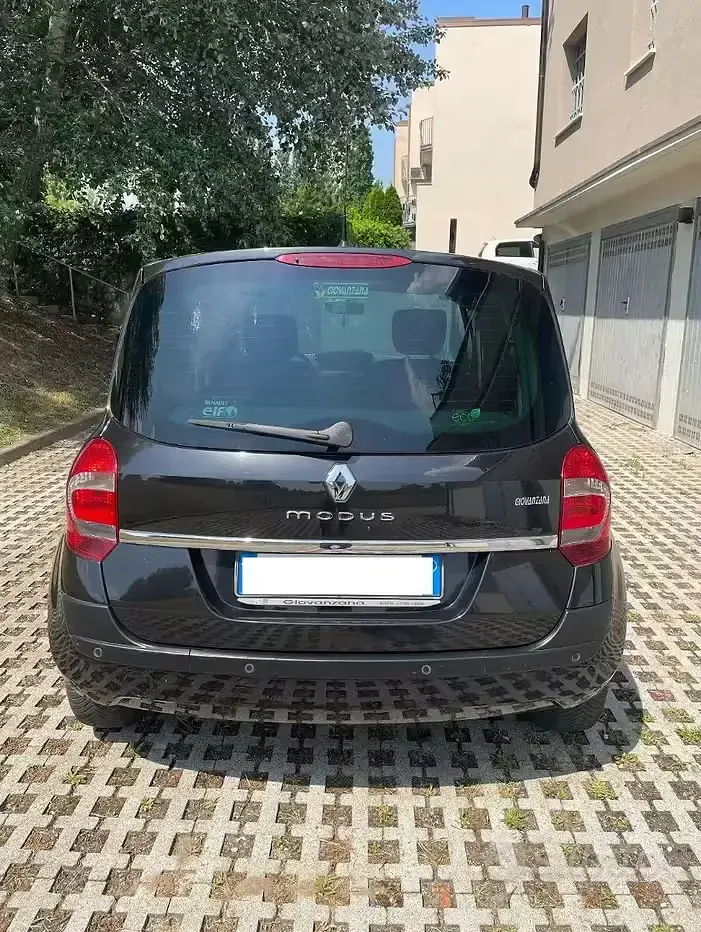 Käytetty Renault Modus Dynamique 75 HP (55 kW) 2010 Musta Tila-auto