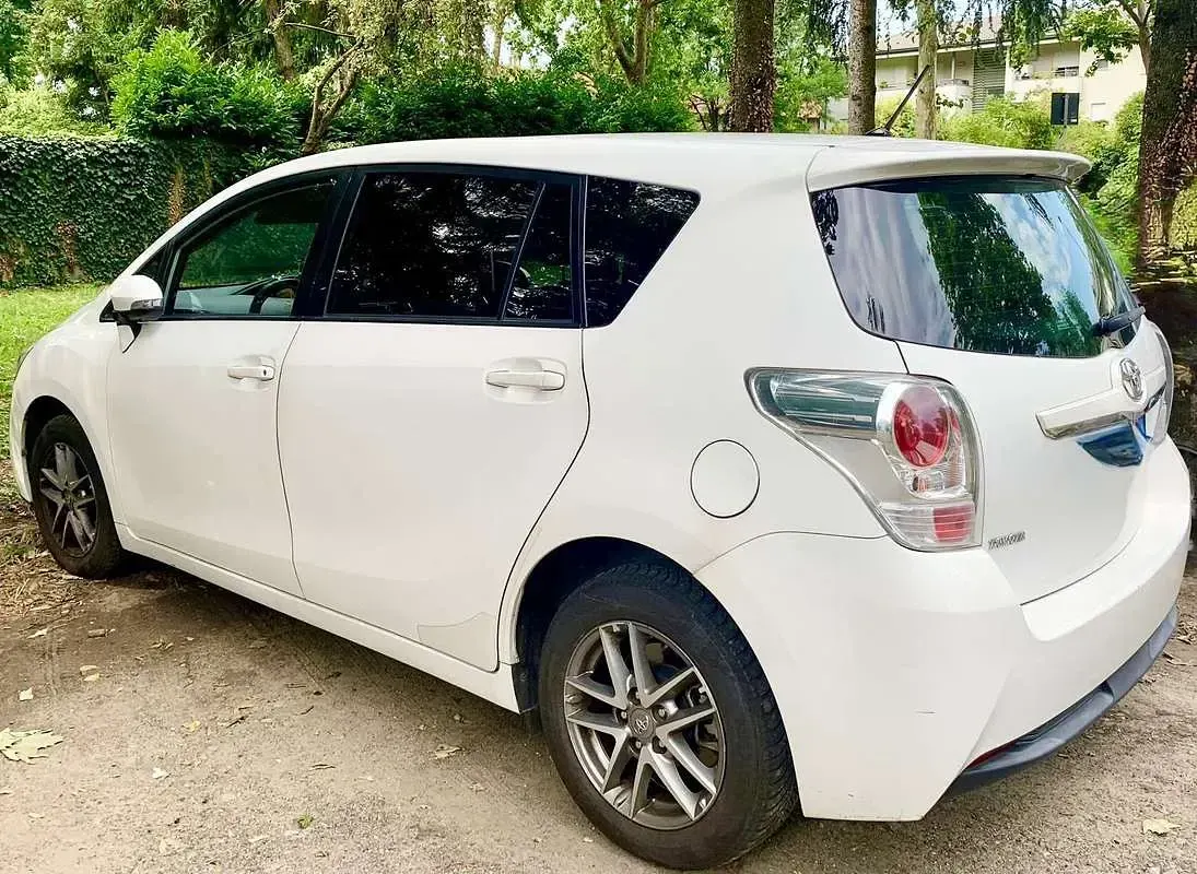 Usata Toyota Verso Active 111 CV (81 kW) 2016 Bianco Monovolume