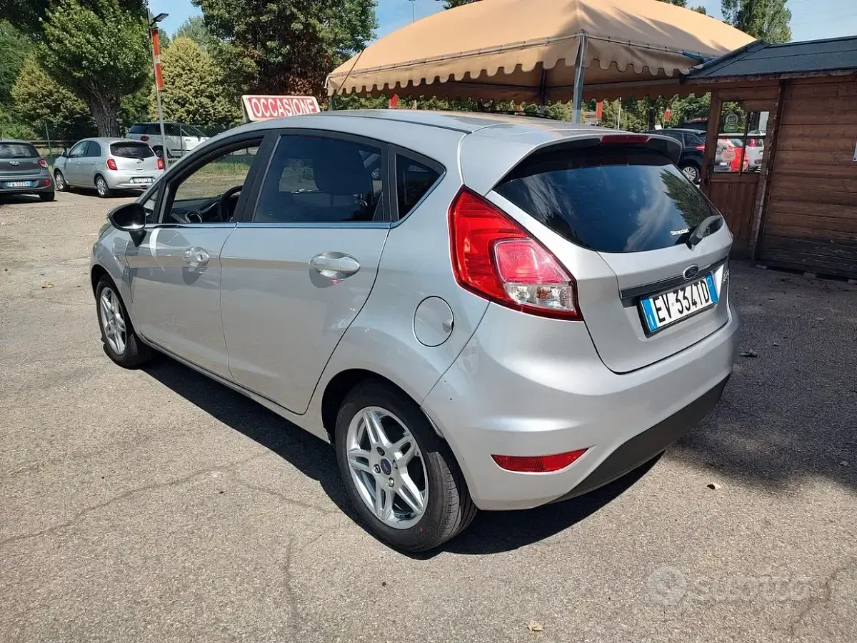 Usata Ford Fiesta Titanium 75 CV (55 kW) 2014 Grigio Utilitaria